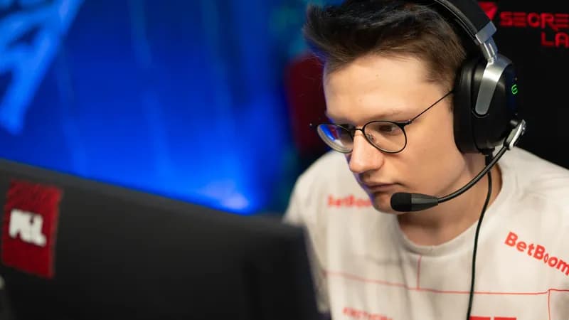 Логотип турнира ESSENCE III по Dota 2 на фоне игровых персонажей