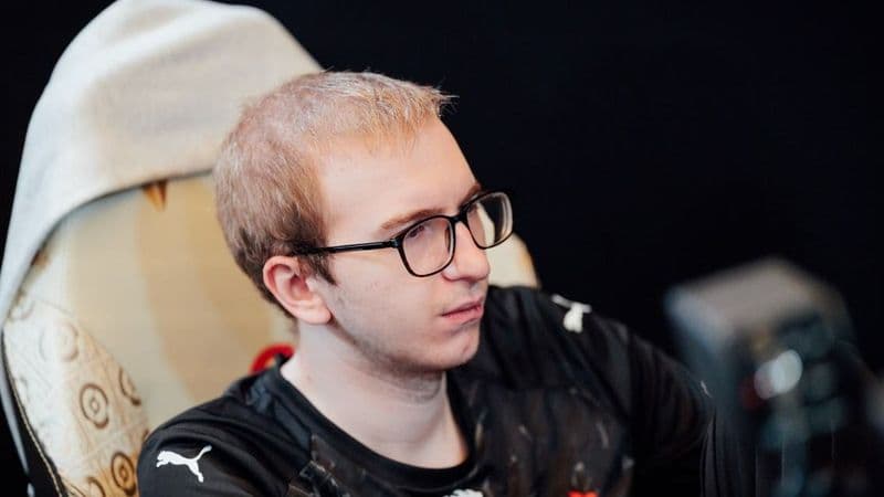Логотипы BETBOOM Team и LEGION на фоне турнира UNIVERSE by FISSURE по Dota 2