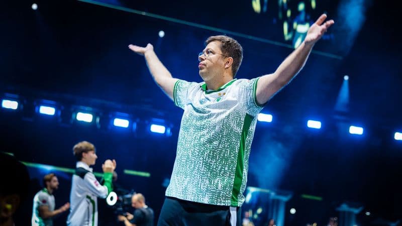 Финн karrigan Андерсен из Team Falcons во время интервью о выступлениях на мейджорах