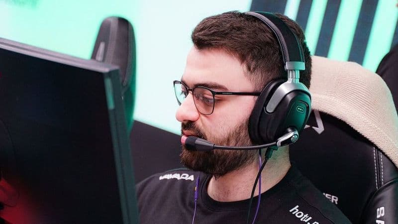 Давид n0rb3r7 Даниелян из HOTU с кубком RLG Tesla Cup 2026