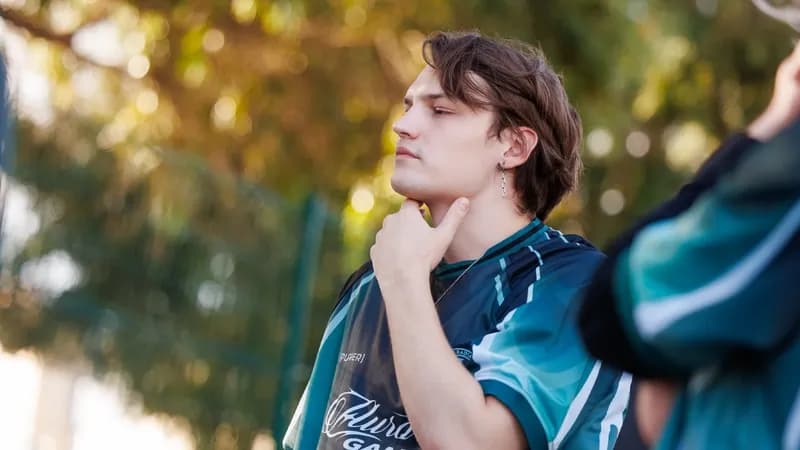 Mira из Aurora Gaming во время стрима на Twitch на фоне Dota 2