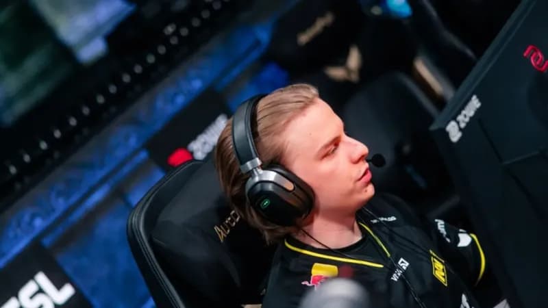 Игроки Team Vitality празднуют победу над NAVI на PGL Masters Bucharest 2026