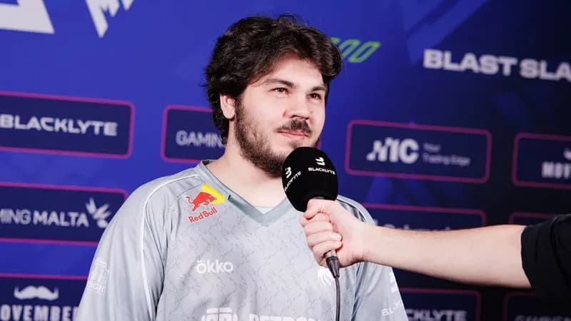 not me из Team Spirit улыбается на фоне монитора на турнире UNIVERSE by FISSURE
