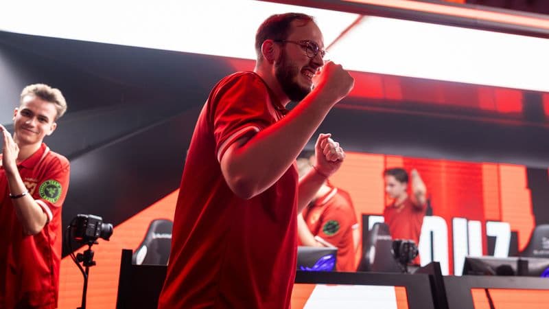 Игроки MOUZ празднуют победу над Team Spirit на PGL Masters Bucharest 2026