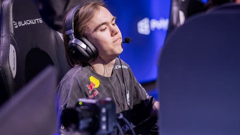 Логотипы Team Spirit и Natus Vincere на фоне арены PGL Masters Bucharest 2026