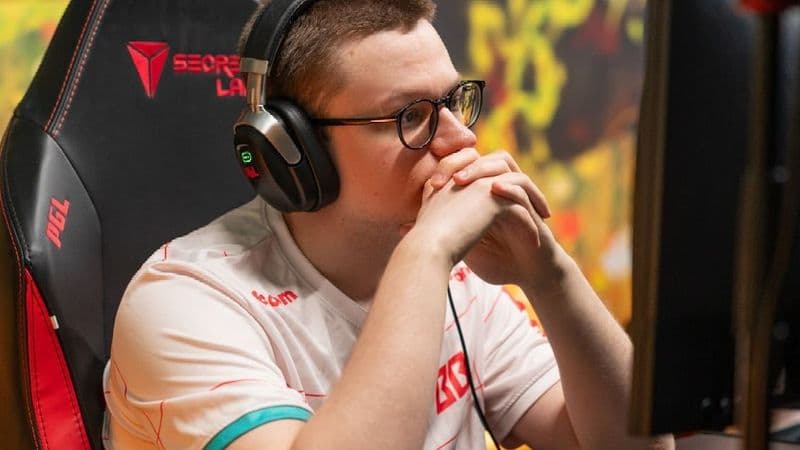 Логотип BETBOOM Team на фоне турнира UNIVERSE by FISSURE по Dota 2