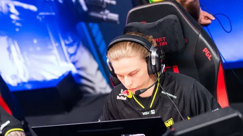 Капитан Natus Vincere Aleksib на фоне игрового экрана CS2
