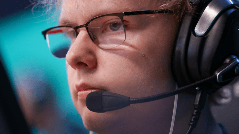 Jimpphat из Aurora Gaming на турнире по CS2