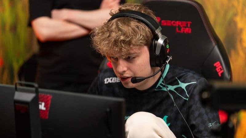 Team Yandex и Astra Invicta сражаются в плей-офф UNIVERSE by FISSURE по Dota 2