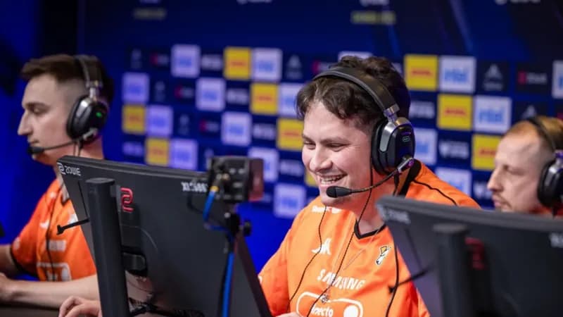 Илья Perfecto Залуцкий на турнире по CS2