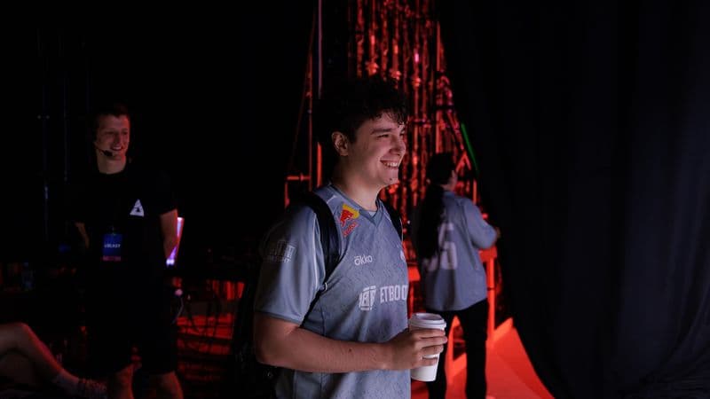 Team Spirit празднует победу над GamerLegion в финале нижней сетки UNIVERSE by FISSURE