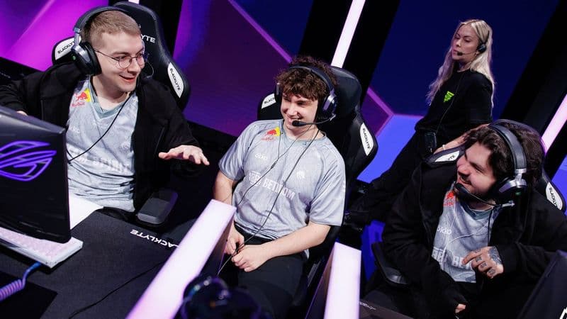 Логотипы Team Spirit и OG на фоне турнира UNIVERSE by FISSURE по Dota 2