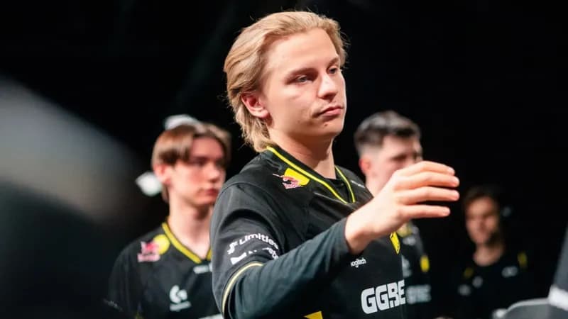 Логотипы Natus Vincere и TYLOO на фоне HyperX Retake Season 13
