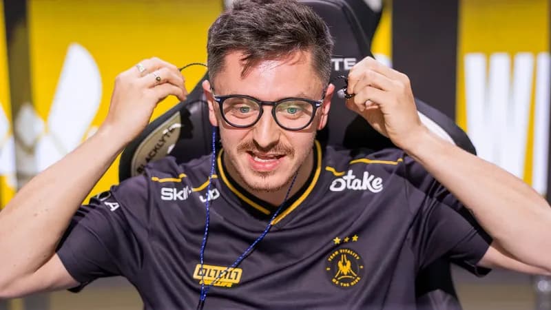 Капитан Team Vitality apEX отвечает на вопрос о стикерах на PGL Major Singapore 2026