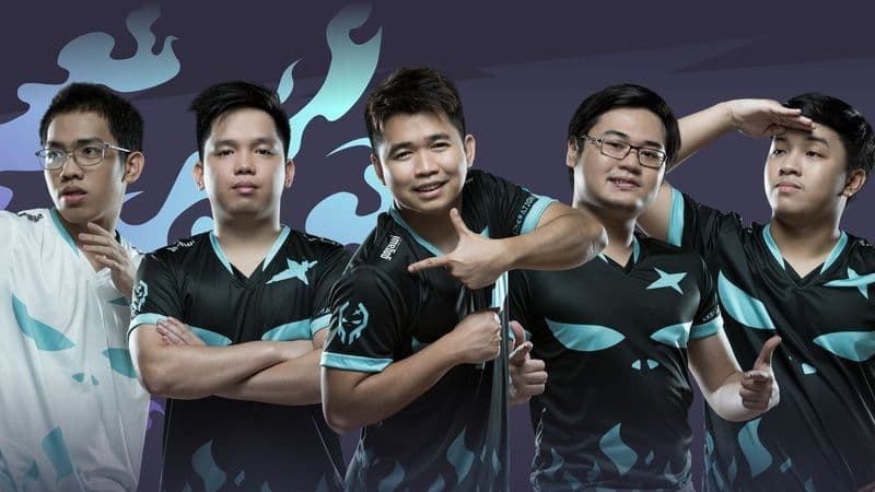 Филиппинские игроки в Dota 2 Armel, Gabbi и Kuku на фоне логотипа Execration