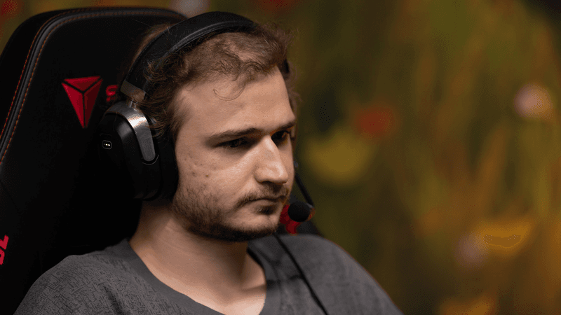 Логотипы Astra Invicta и BETBOOM Team на фоне турнира UNIVERSE by FISSURE по Dota 2