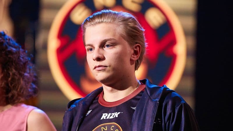 Логотип ENCE и золотой состав 2019 года на фоне сцены IEM Katowice Major