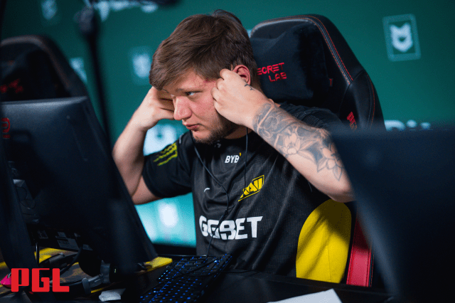 s1mple прижимает кулаки к лицу