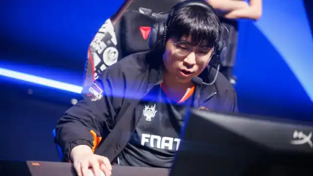 Fnatic Noah сидят и соревнуются на этапе MSI 2024.