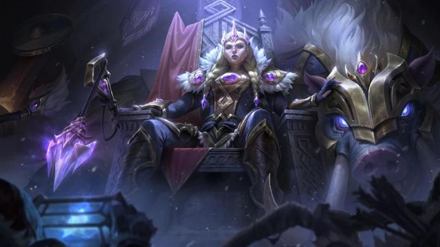 Седжуани из League of Legends восседает на ледяном троне в золотых и фиолетовых доспехах. Ее знаменитый кабан Бристл сидит слева от нее в собственной золотой броне.